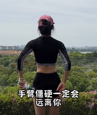如何在家用水瓶练出直角肩？接水瓶练背太牛了