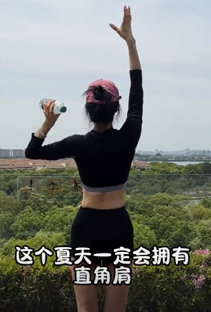 如何在家用水瓶练出直角肩？接水瓶练背太牛了