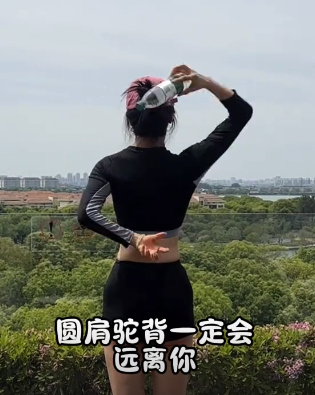 如何在家用水瓶练出直角肩？接水瓶练背太牛了